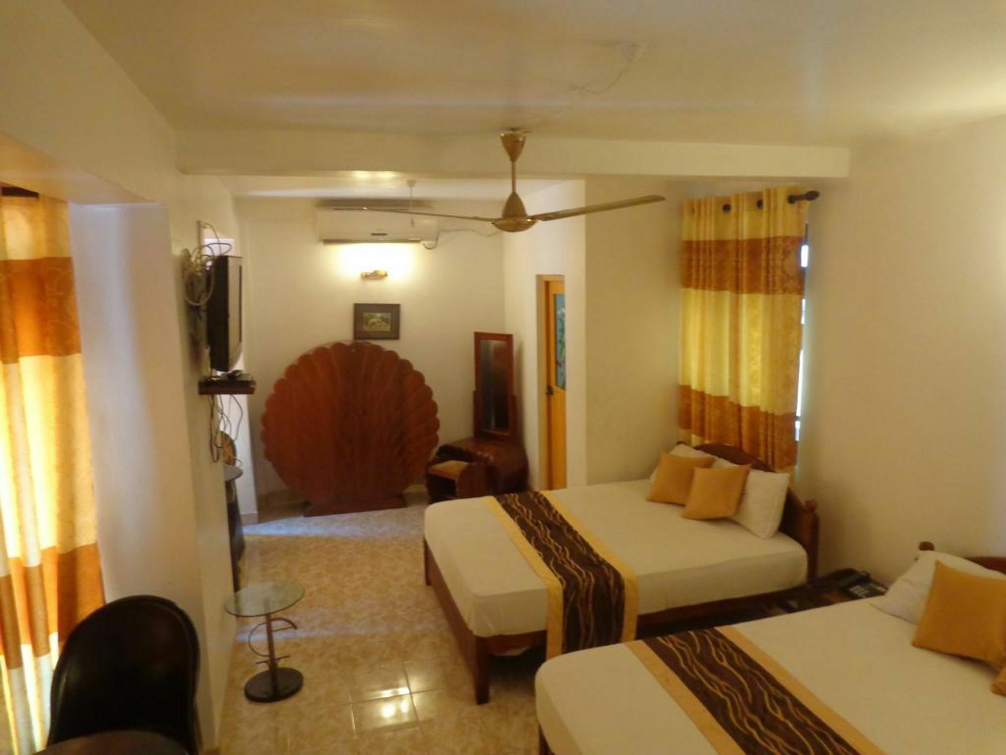 Oak Wood Inn كاندي المظهر الخارجي الصورة