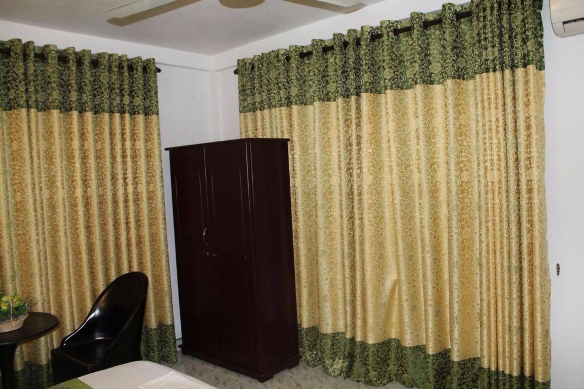 Oak Wood Inn كاندي المظهر الخارجي الصورة