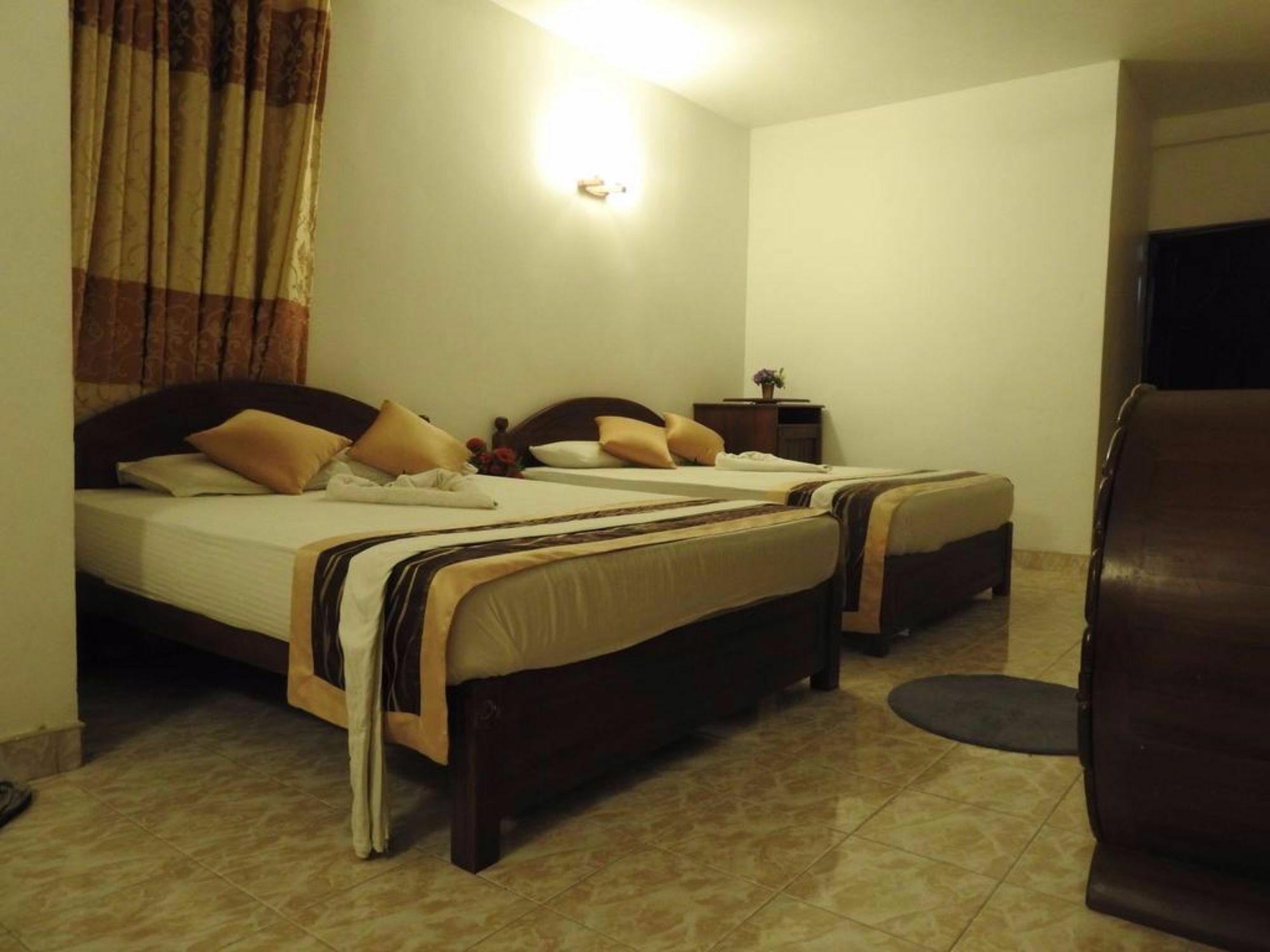 Oak Wood Inn كاندي المظهر الخارجي الصورة