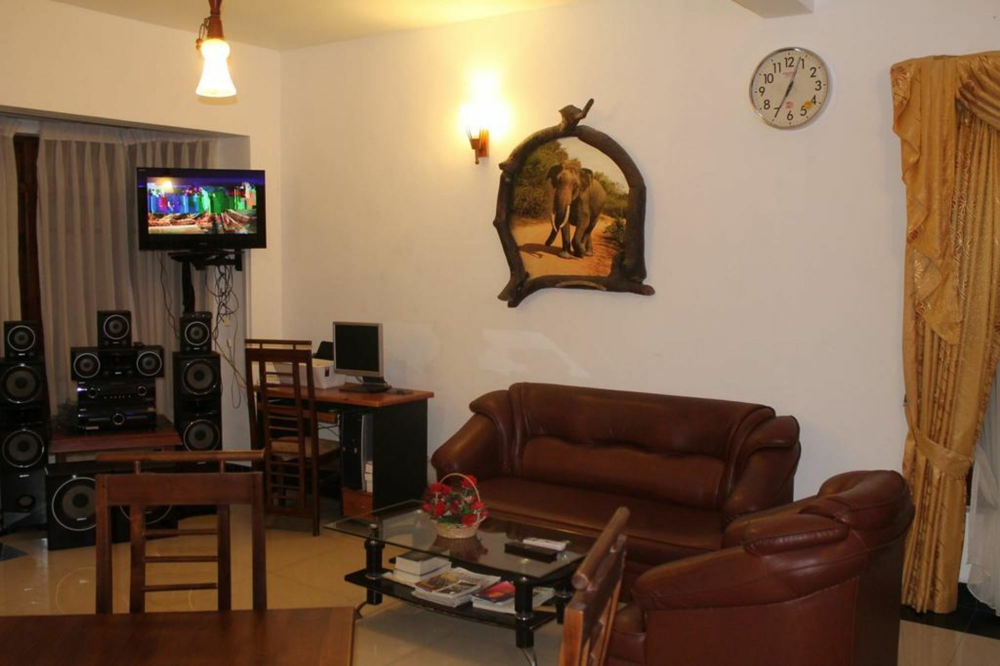 Oak Wood Inn كاندي المظهر الخارجي الصورة