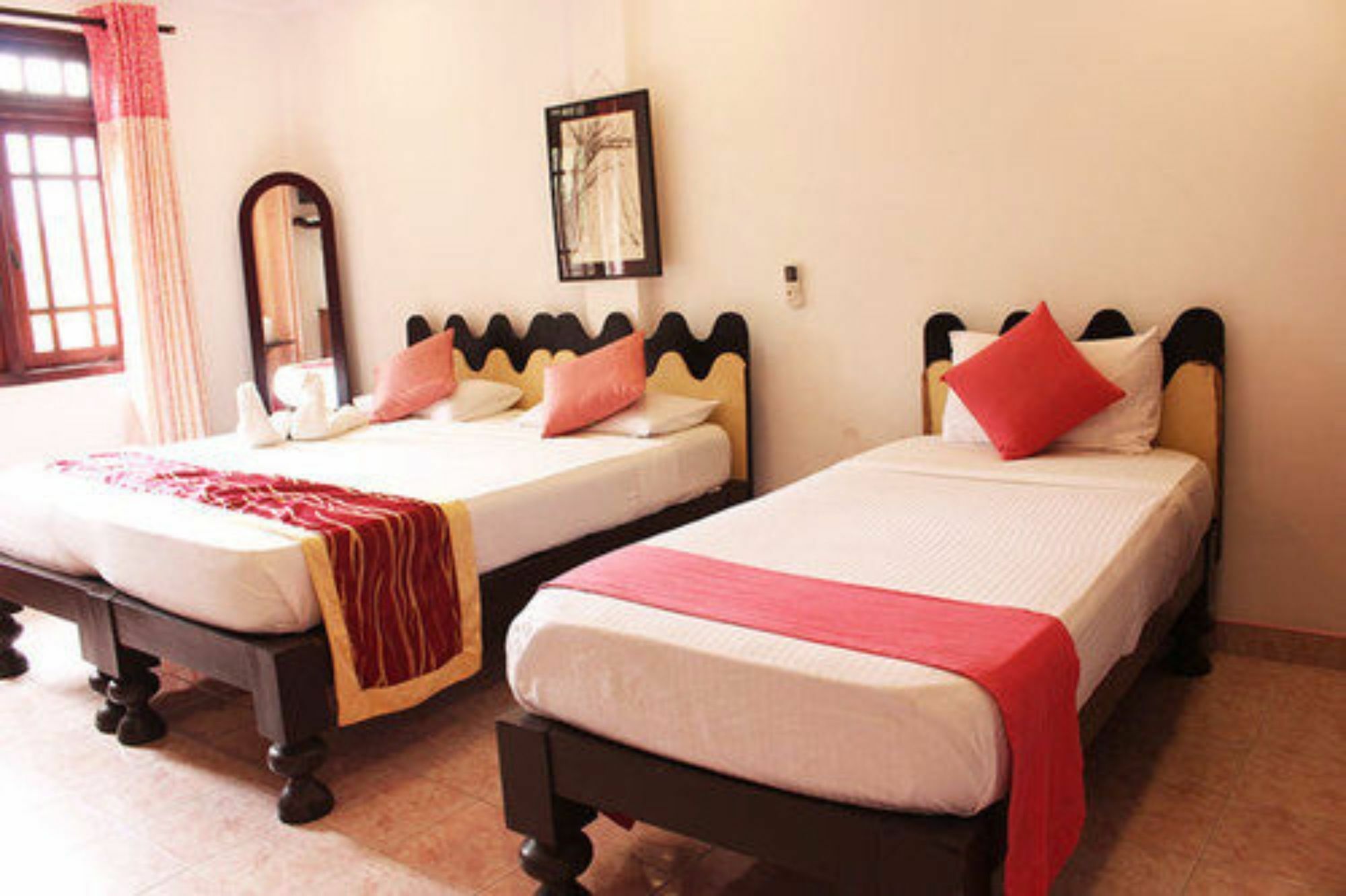 Oak Wood Inn كاندي المظهر الخارجي الصورة