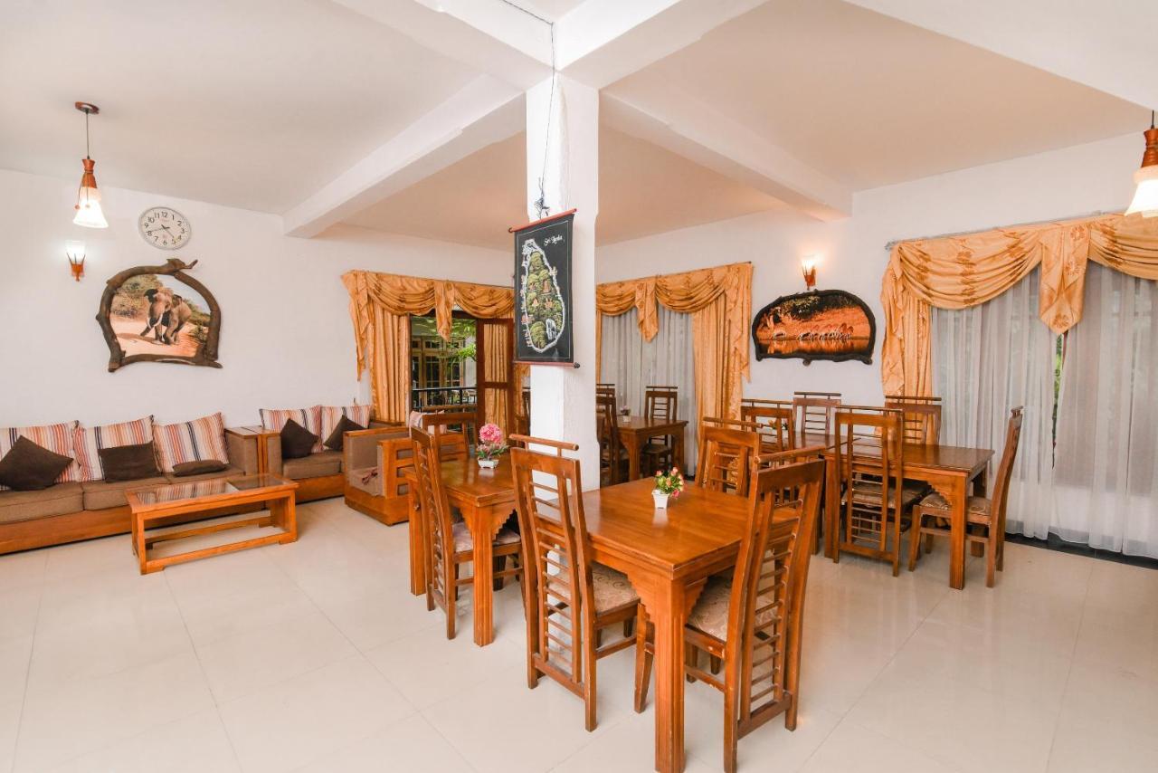 Oak Wood Inn كاندي المظهر الخارجي الصورة